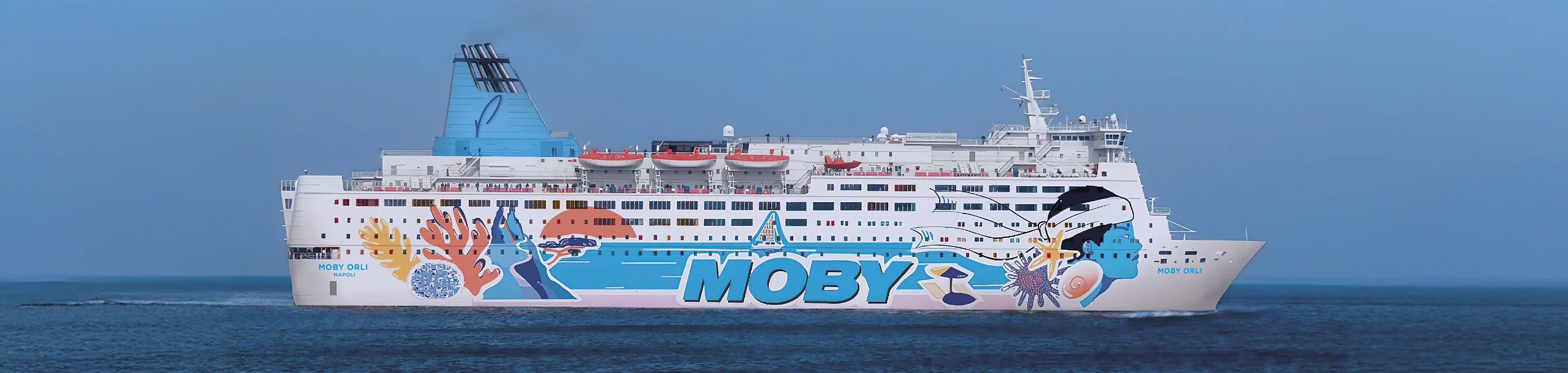Ferry Moby Orli de la compagnie maritime Moby Lines aux couleurs de la corse avec une tête de maure bleue revisitée ainsi que des éléments de la mer et de l’île de beauté comme l’œil de Lucie en forme coquillage rose