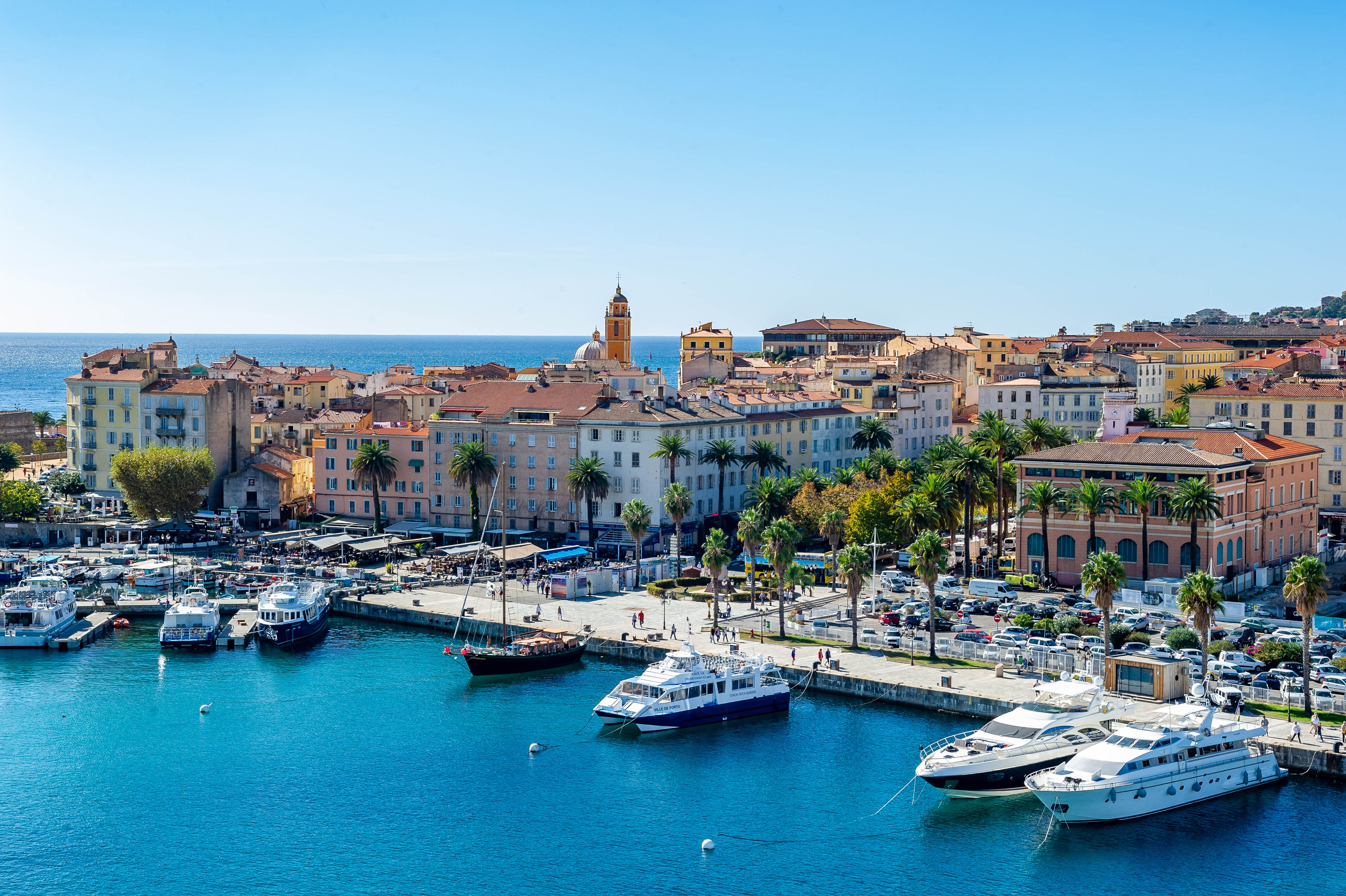 La ville d’Ajaccio Titre de l’image : moby_ajaccio Description de l’image : Une vue aérienne de la ville et du port d’Ajaccio.