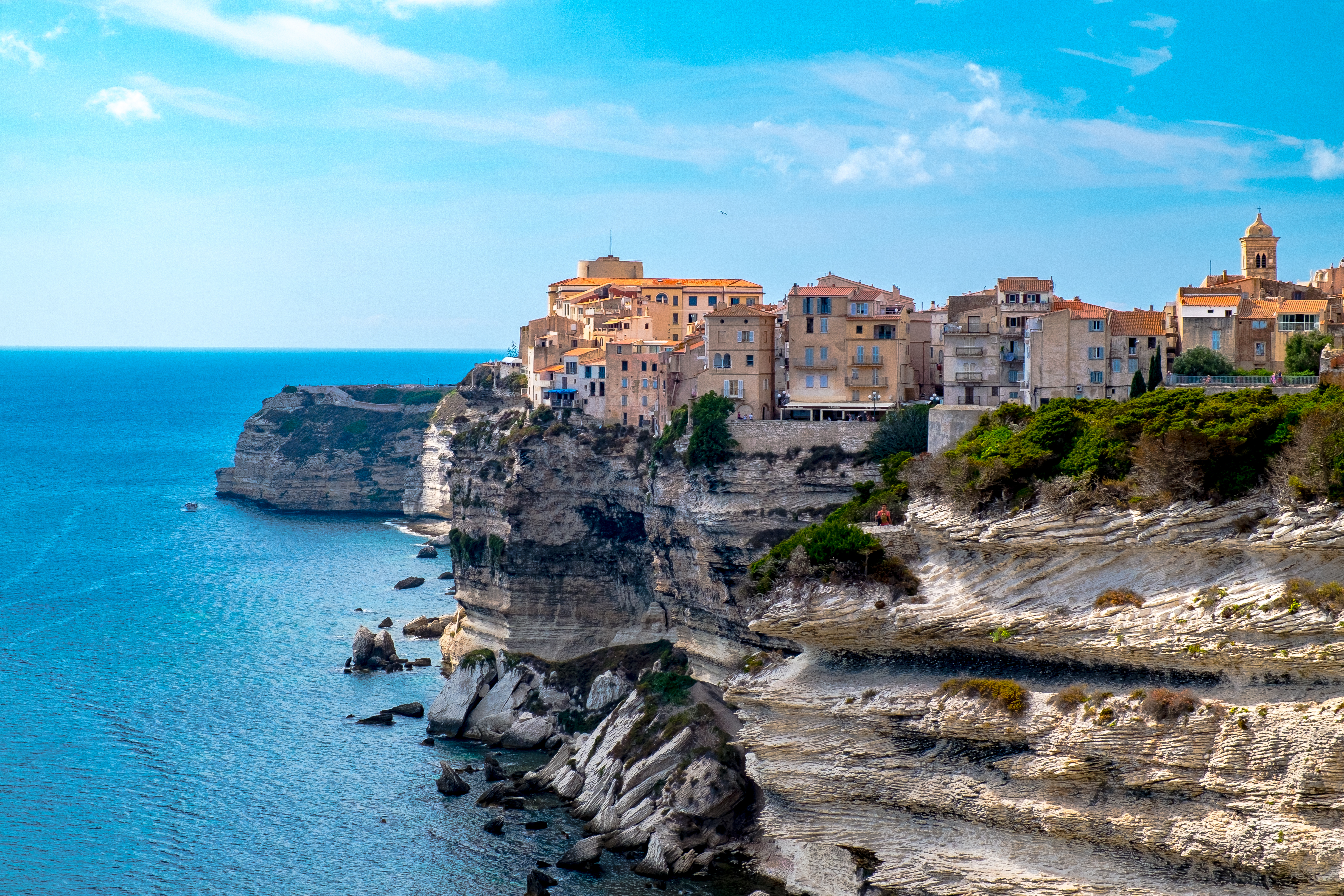 La ville de Bonifacio en Corse Titre de l’image : moby_bonifacio Description de l’image : Une vue aérienne des célèbres falaises de Bonifacio et ses bâtiments.