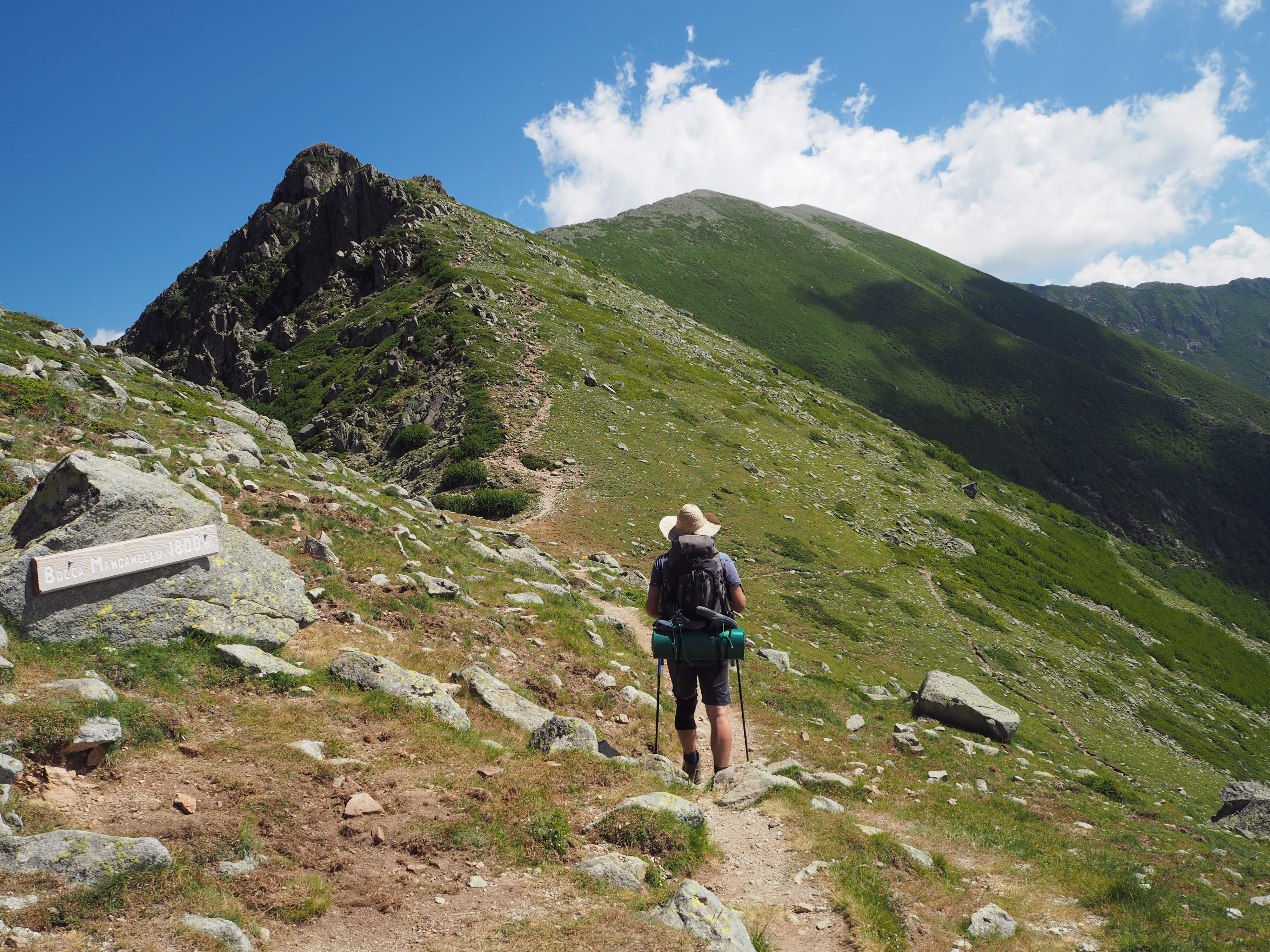 Un randonneur en train de faire le GR20 Titre de l’image : moby_gr20 Description de l’image : Un homme qui fait le GR20 sur une montagne de Corse.