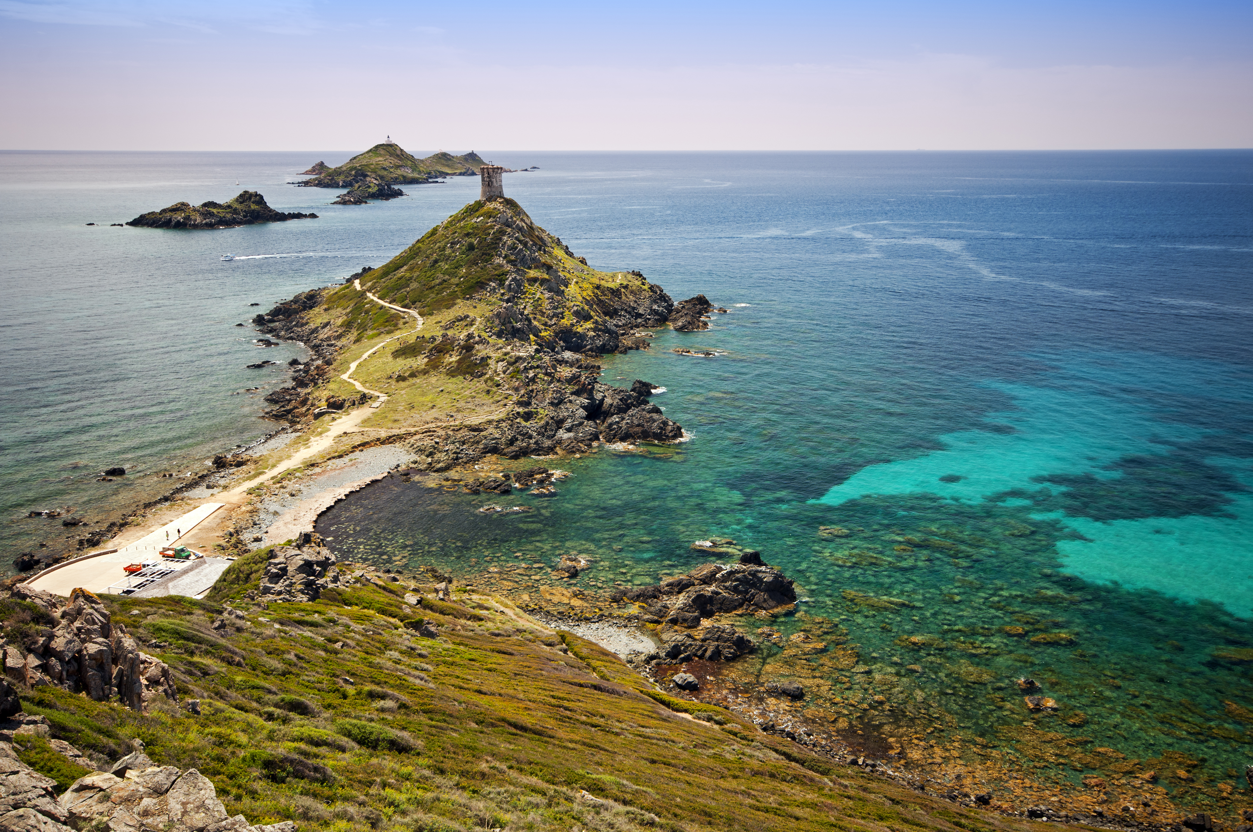 Les îles sanguinaires d’Ajaccio Titre de l’image : moby_iles-sanguinaires Description de l’image : Une vue aérienne des îles Sanguinaires d’Ajaccio avec une eau bleu turquoise et des parcelles de terre.