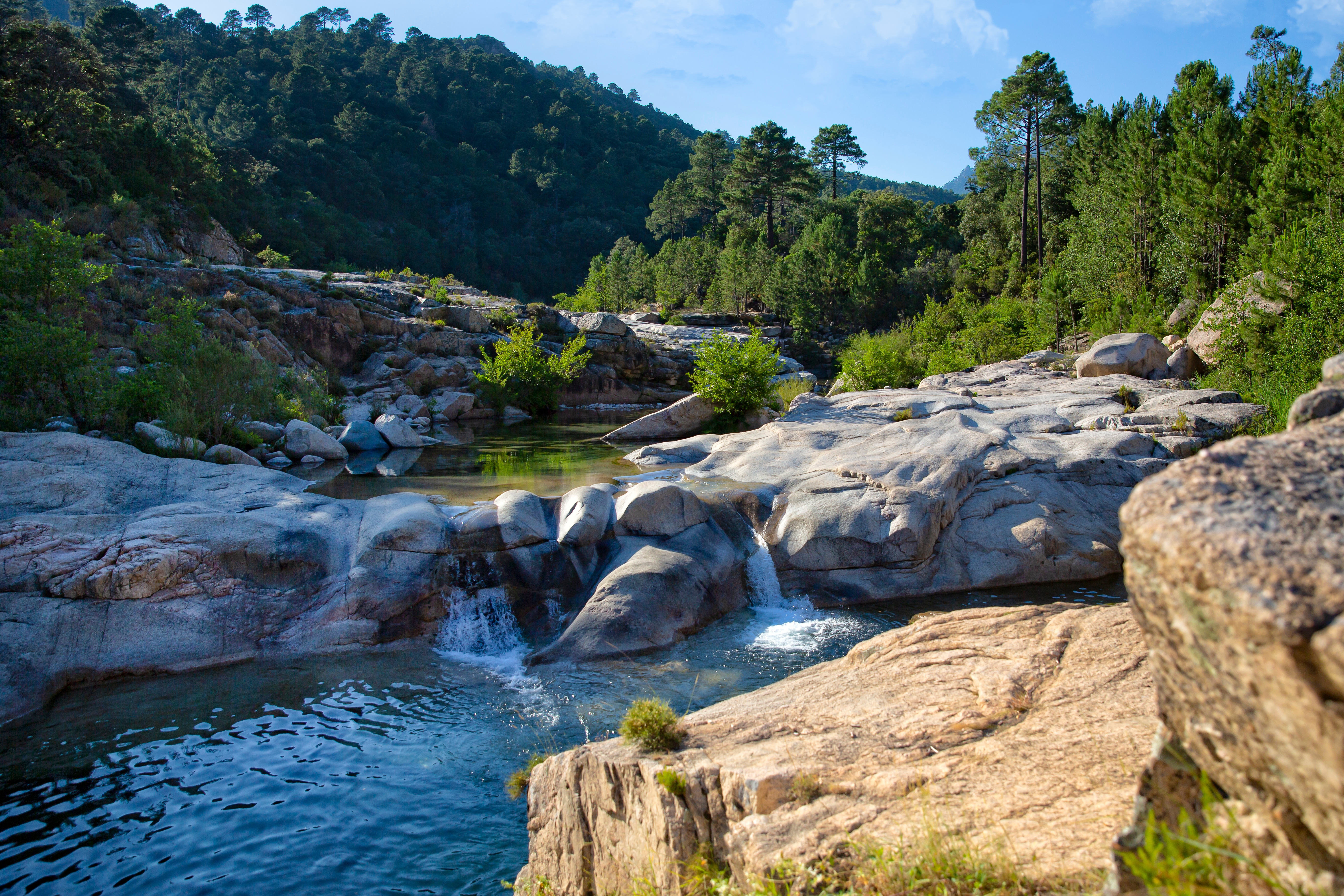 Les piscines naturelles de Cavu en Corse Titre de l’image : moby_piscines-naturelles-cavu Description de l’image : Les piscines naturelles de Cavu avec son eau claire, ses rochers et sa nature.