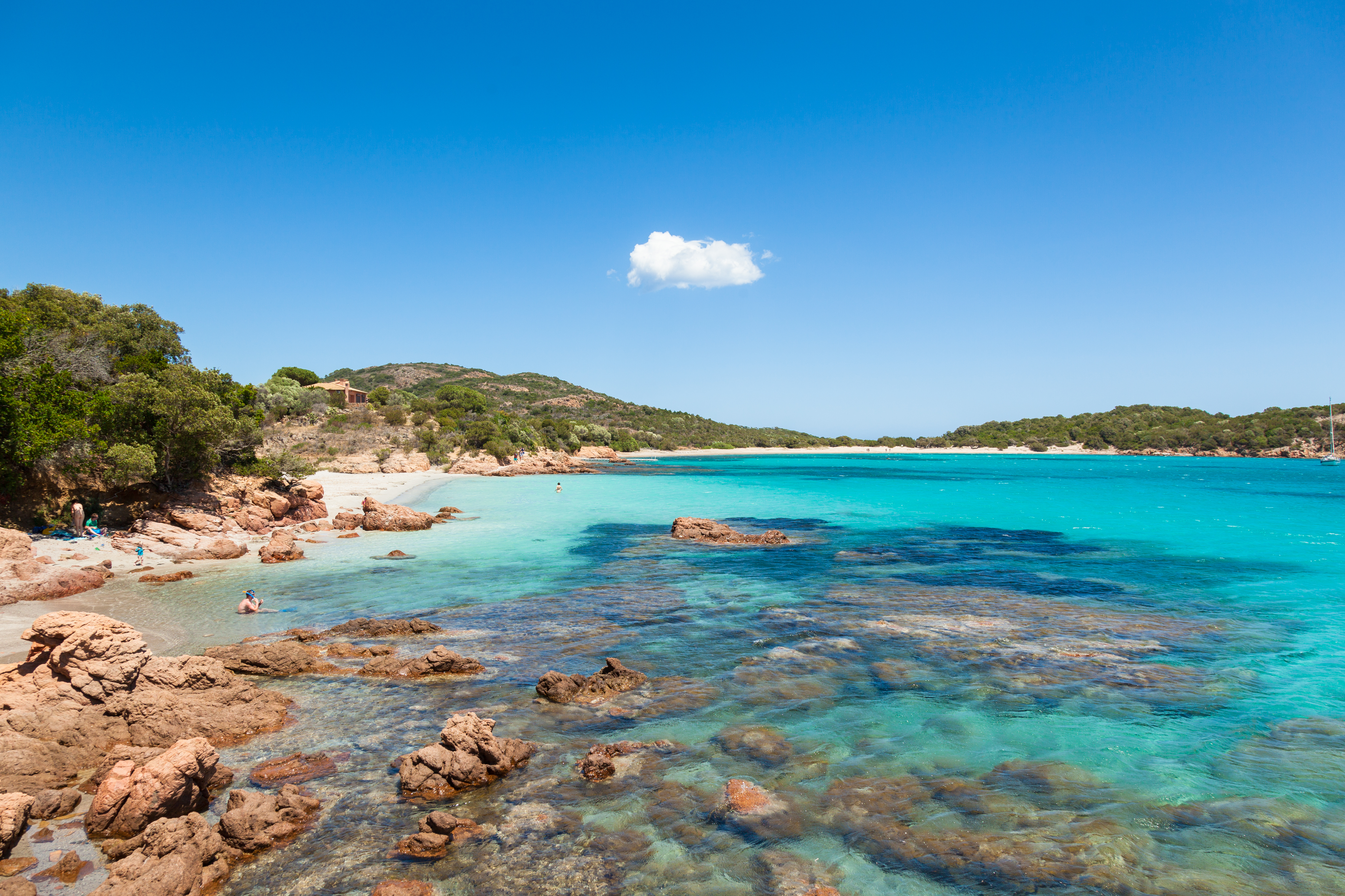La plage de Rondinara en Corse Titre de l’image : moby_plage-rondinara Description de l’image : La plage de Rondinara avec une eau turquoise et ses rochers.