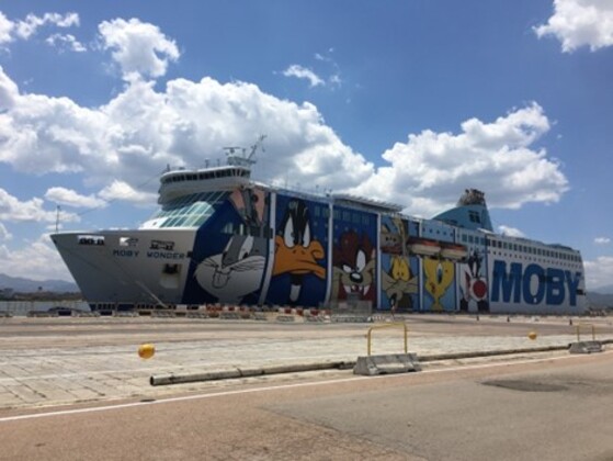 Une photo d’un port dans lequel un bateau le moby wonder est à l’arrêt