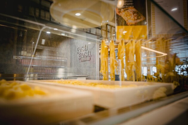Le stand de pâtes fraîches du restaurant Gusti Giusti sur le navire Moby Fantasy