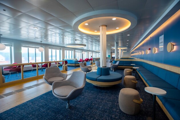 Des sièges et des canapés dans les zones de promenade du ferry
