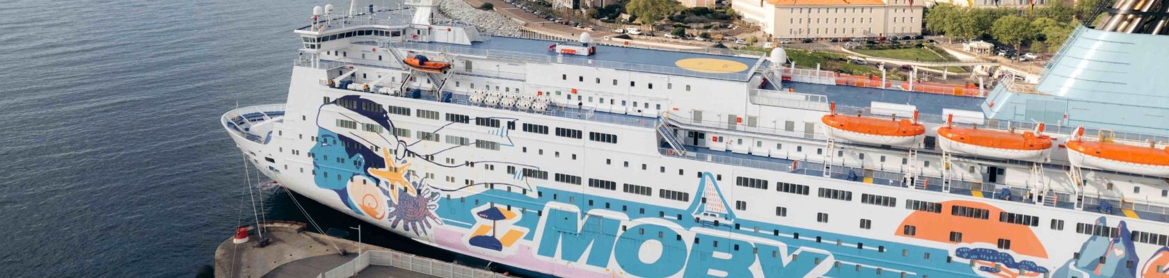Ferry Moby Orli de la compagnie maritime Italienne Moby Lines amarré au port de Bastia en Corse 